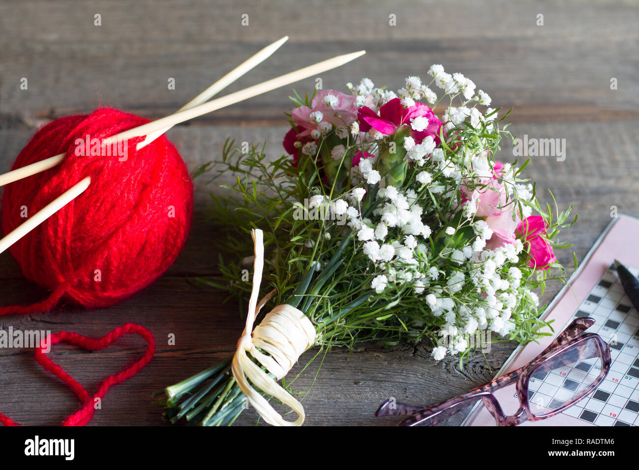 Giorno dei Nonni concetto astratto con maglia cruciverba e bouquet di fiori  Foto stock - Alamy