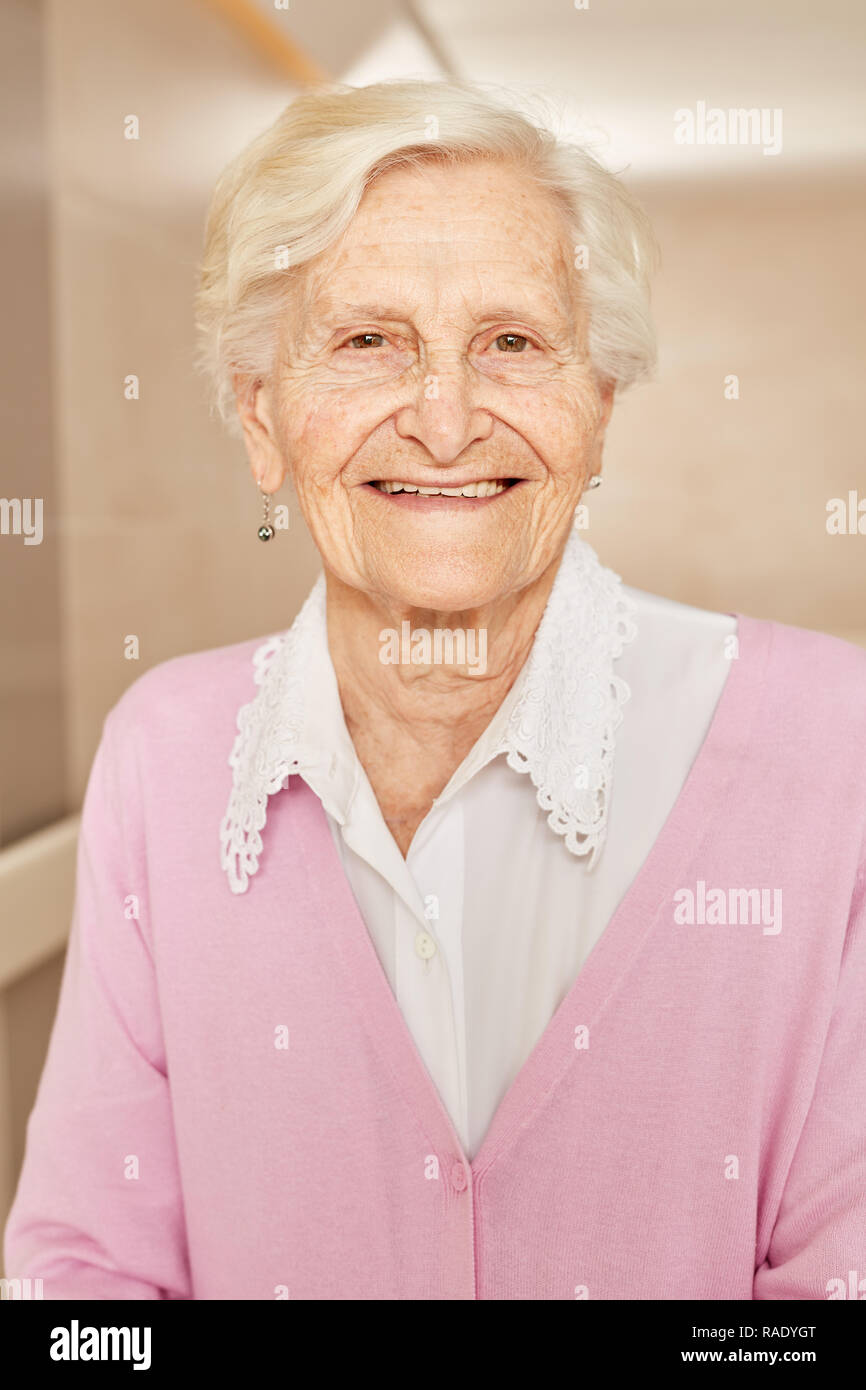Felice donna senior pensionati con un sorriso amichevole Foto Stock