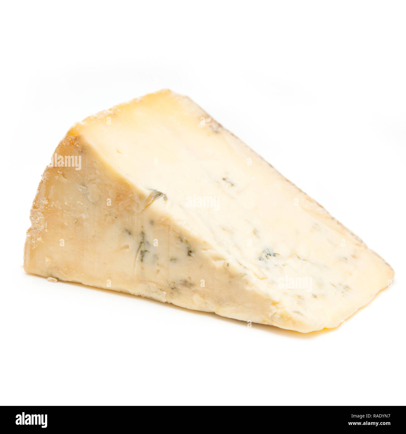 Coppia blu del formaggio Stilton isolato su un bianco di sfondo per studio. Foto Stock