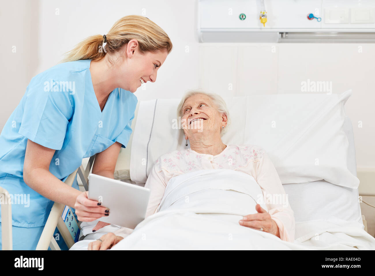 Assistenza infermieristica caregiver si prende cura di un anziano paziente in cura Foto Stock