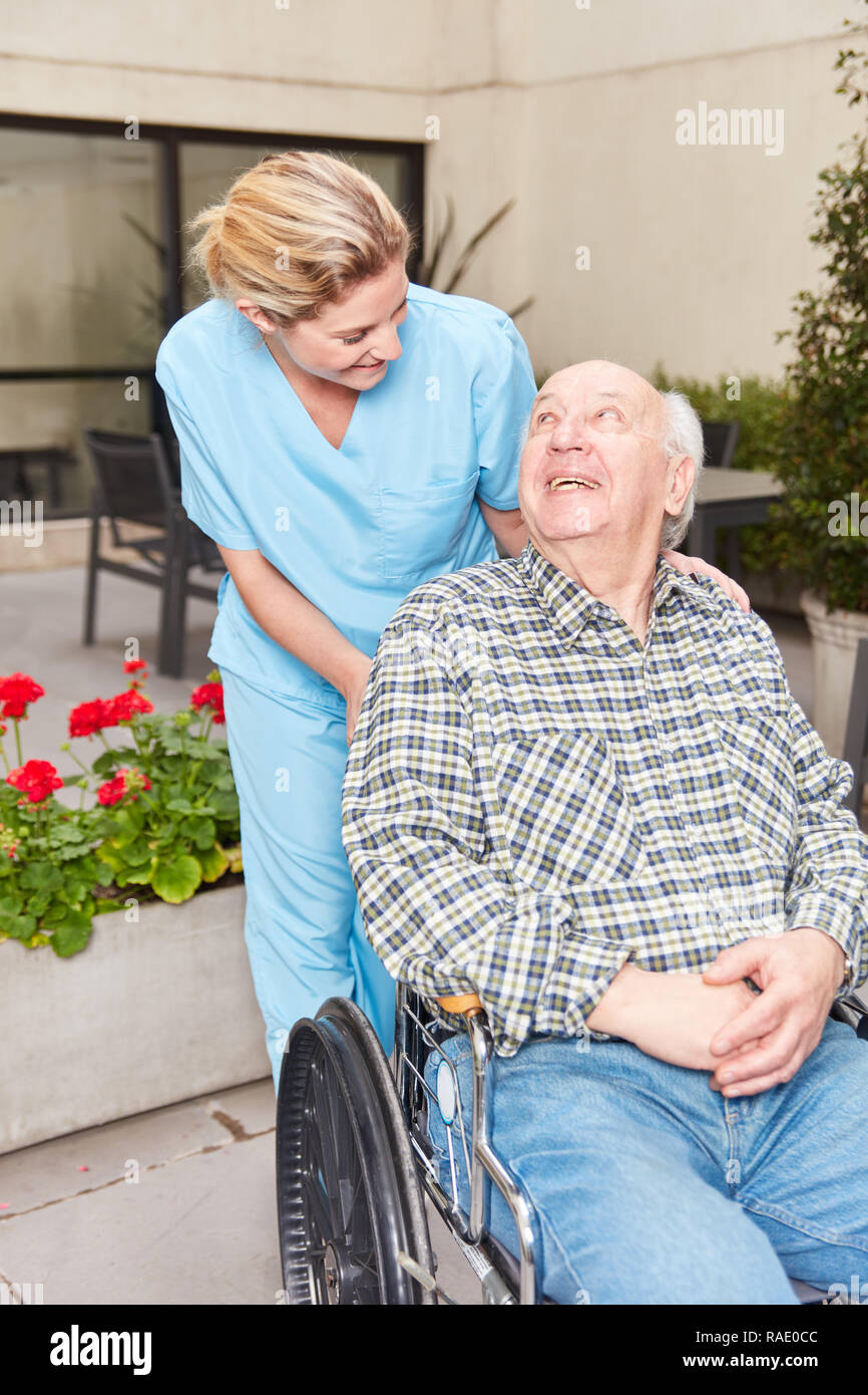 Senior uomo in sedia a rotelle in clinica di riabilitazione e di Cura geriatrica infermiera Foto Stock