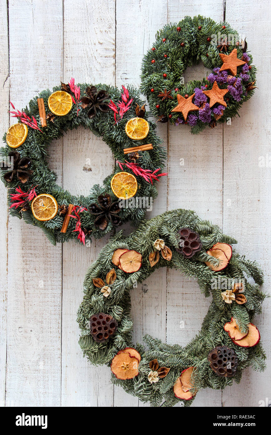 Ghirlande di Natale fatti a mano da materiali naturali su un bianco sullo  sfondo di legno Foto stock - Alamy