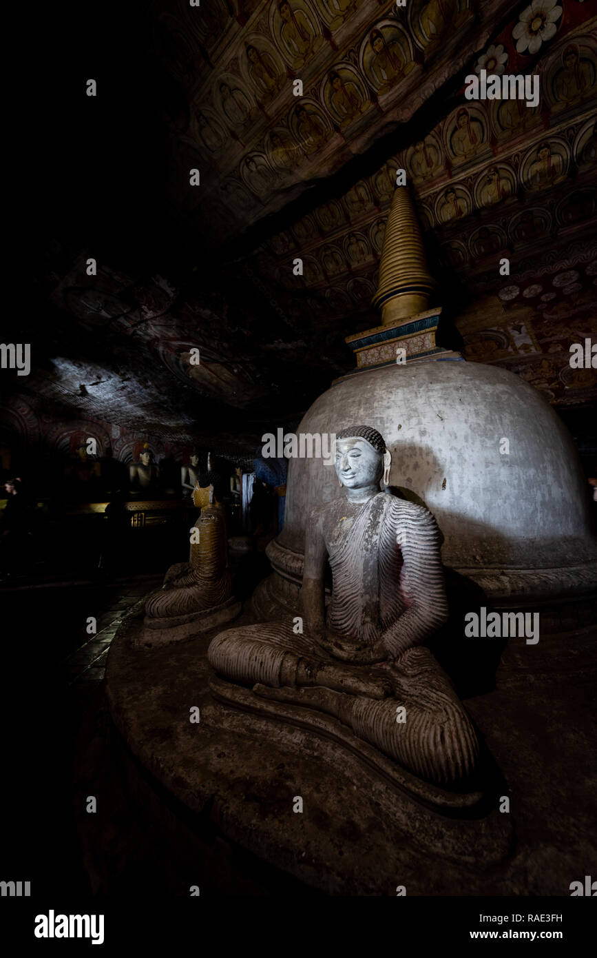 Statue di Buddha nel tempio complesso di grotte di Dambulla, Sri Lanka. Foto Stock