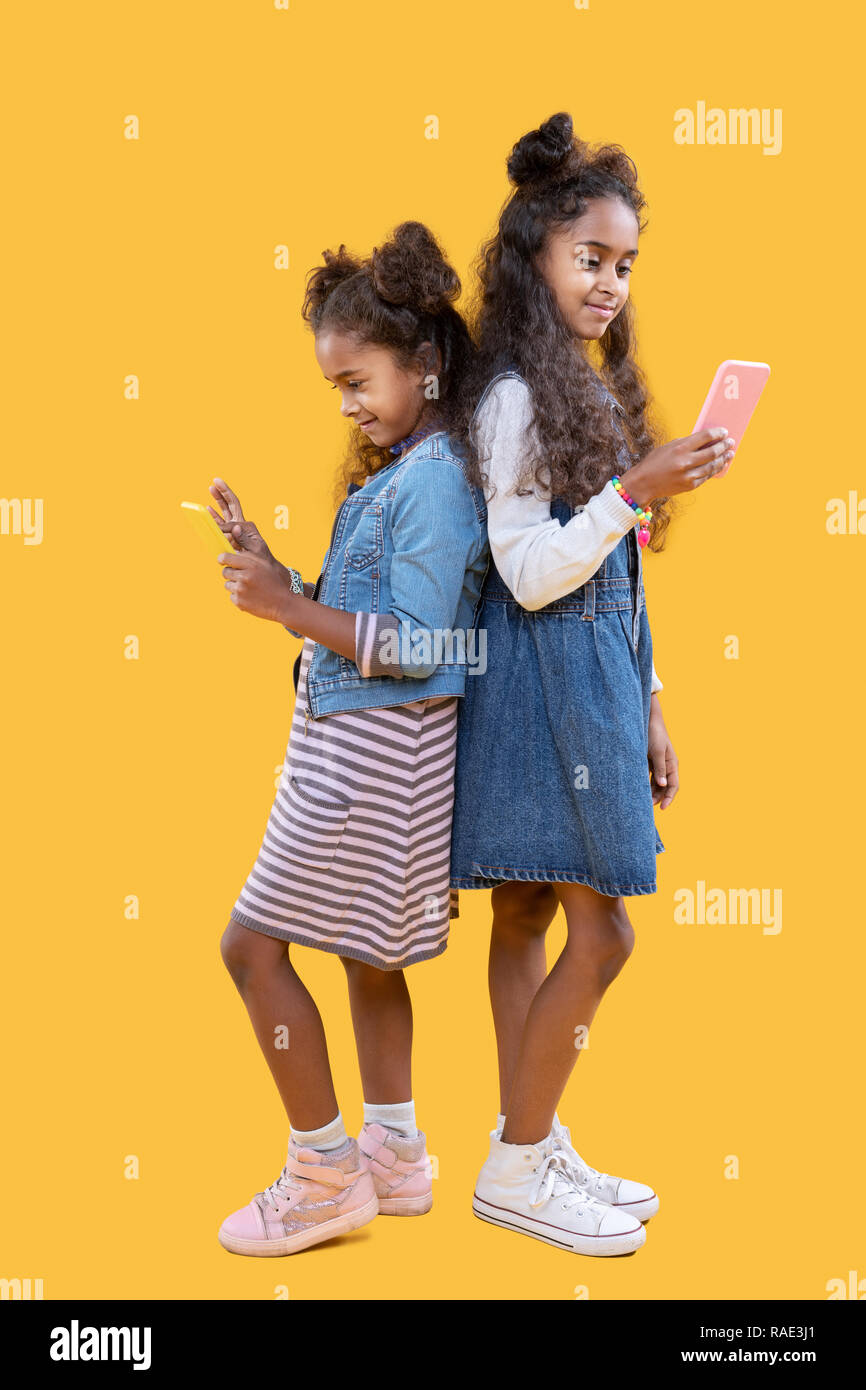 Carino African American ragazze con i social media Foto Stock