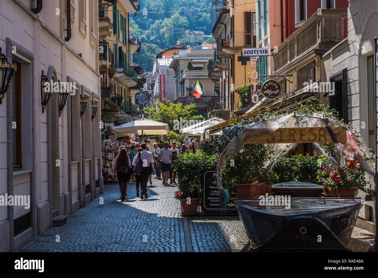 Vista della strada trafficata in Stresa Lago Maggiore, Piemonte, laghi italiani, l'Italia, Europa Foto Stock