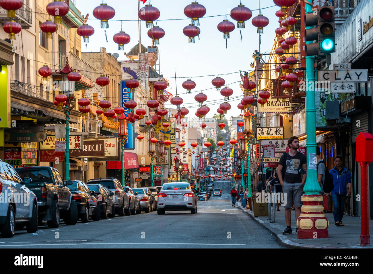 Vista di lanterne su Street a Chinatown di San Francisco, California, Stati Uniti d'America, America del Nord Foto Stock