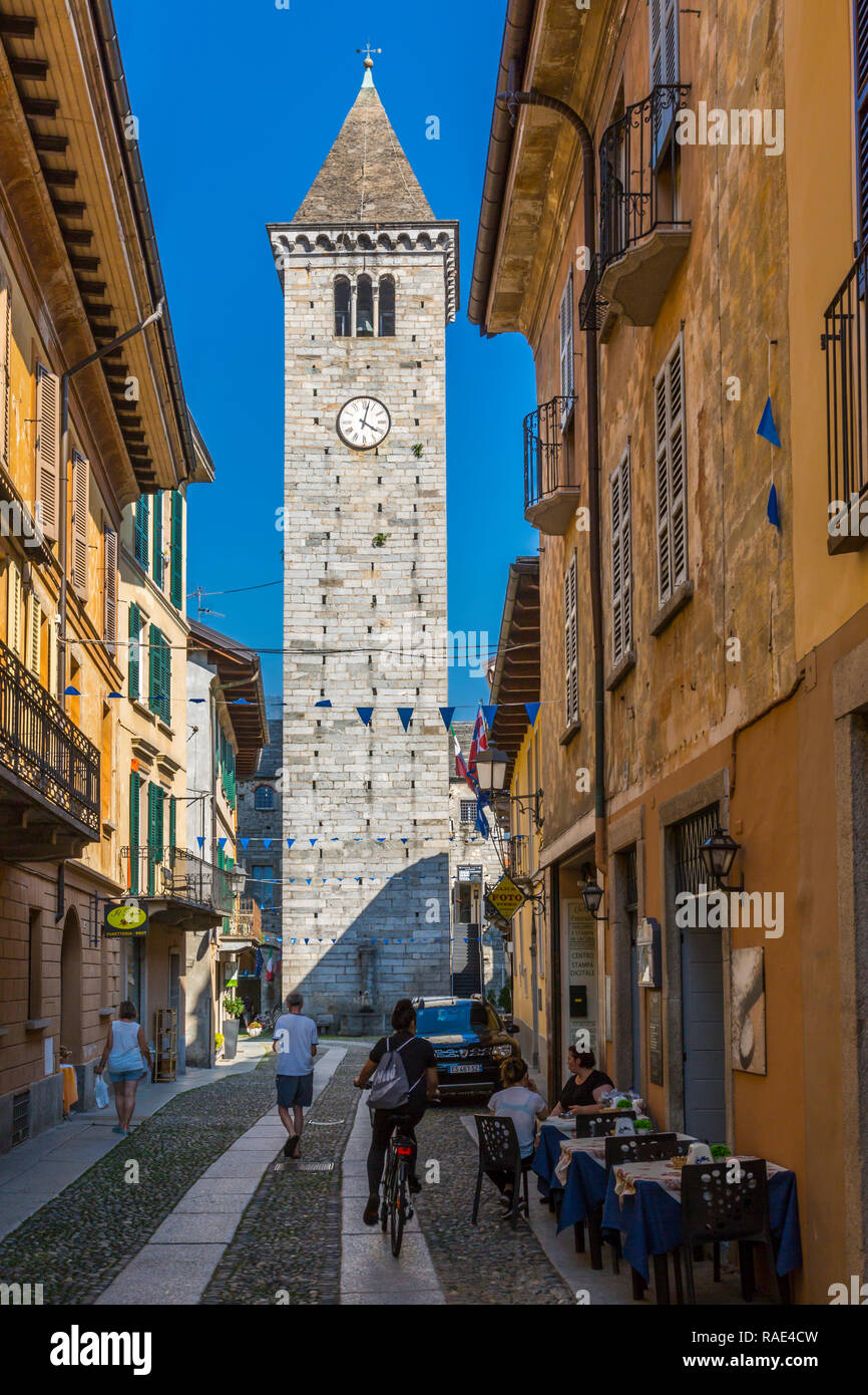 Vista della torre dell orologio su Via Umberto l, strada di ciottoli a Cannobio sul Lago Maggiore, Piemonte, Italia, Europa Foto Stock