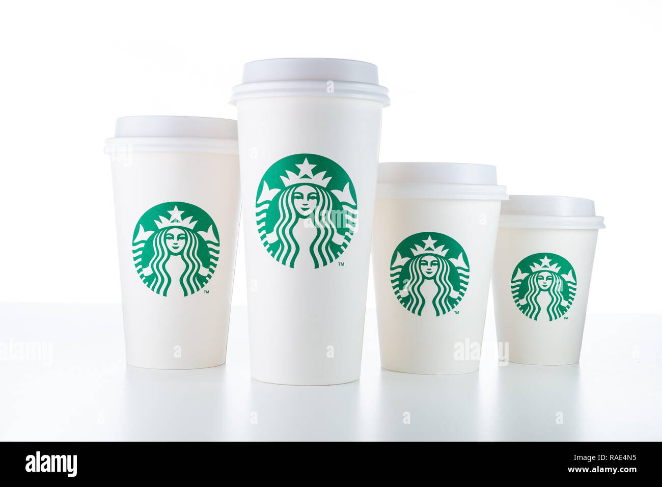 CHIANG MAI, Thailandia - 1 gennaio 2019 - bianco Starbucks portare a casa coppe in varie dimensioni line up sul tavolo bianco contro uno sfondo bianco in Chiang Mai Foto Stock CHIANG MAI, Thailandia - 1 gennaio 2019 - bianco Starbucks portare a casa coppe in varie dimensioni line up sul tavolo bianco contro uno sfondo bianco in Chiang Mai Foto Stock