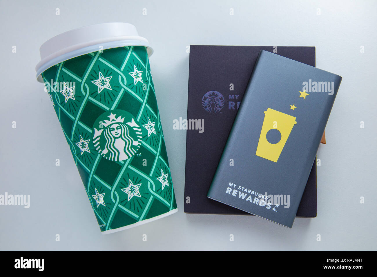 CHIANG MAI, Thailandia - 1 gennaio 2019 - Potenza Starbucks bank ricompensa dono e portare a casa vacanza tazza da caffè line up su sfondo bianco in Chiang Mai, T Foto Stock CHIANG MAI, Thailandia - 1 gennaio 2019 - Potenza Starbucks bank ricompensa dono e portare a casa vacanza tazza da caffè line up su sfondo bianco in Chiang Mai, T Foto Stock