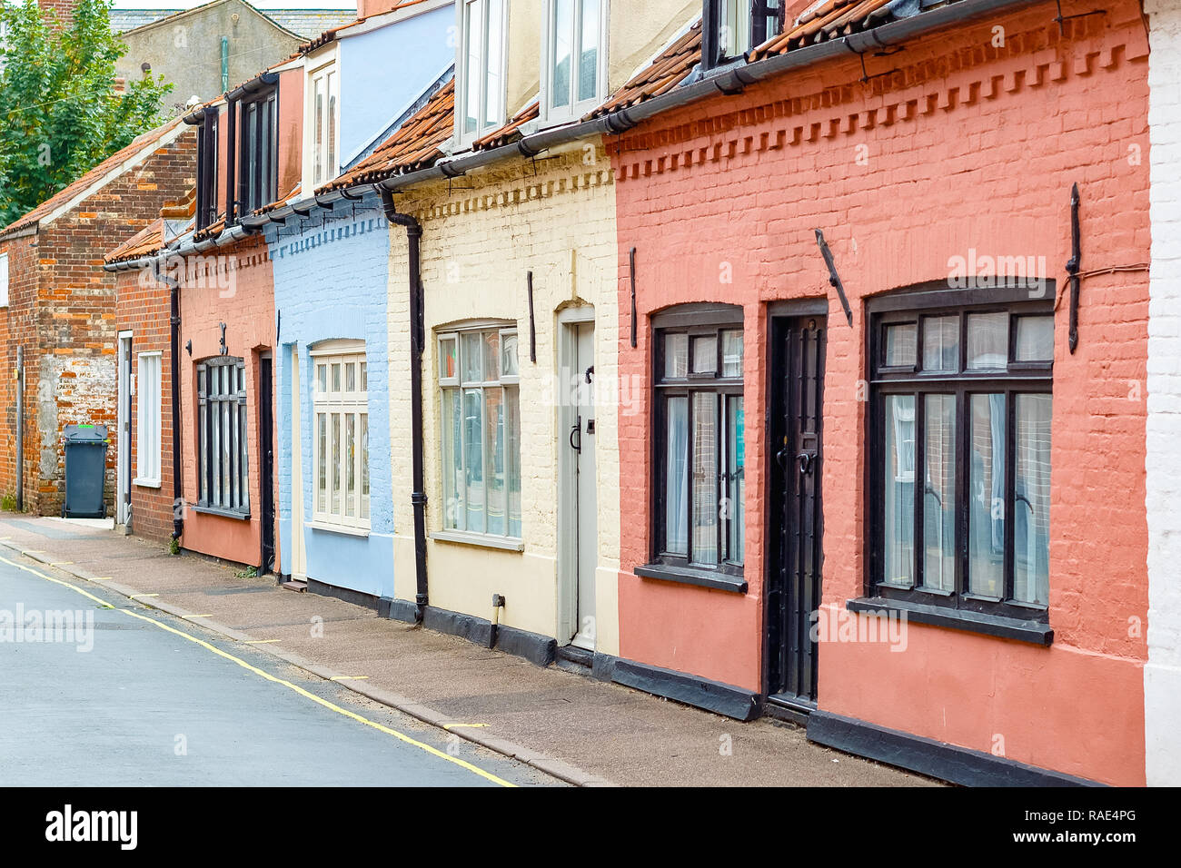 Riga di coloratissimi inglese cottage di mattoni nella famosa località balneare Southwold DEL REGNO UNITO Foto Stock