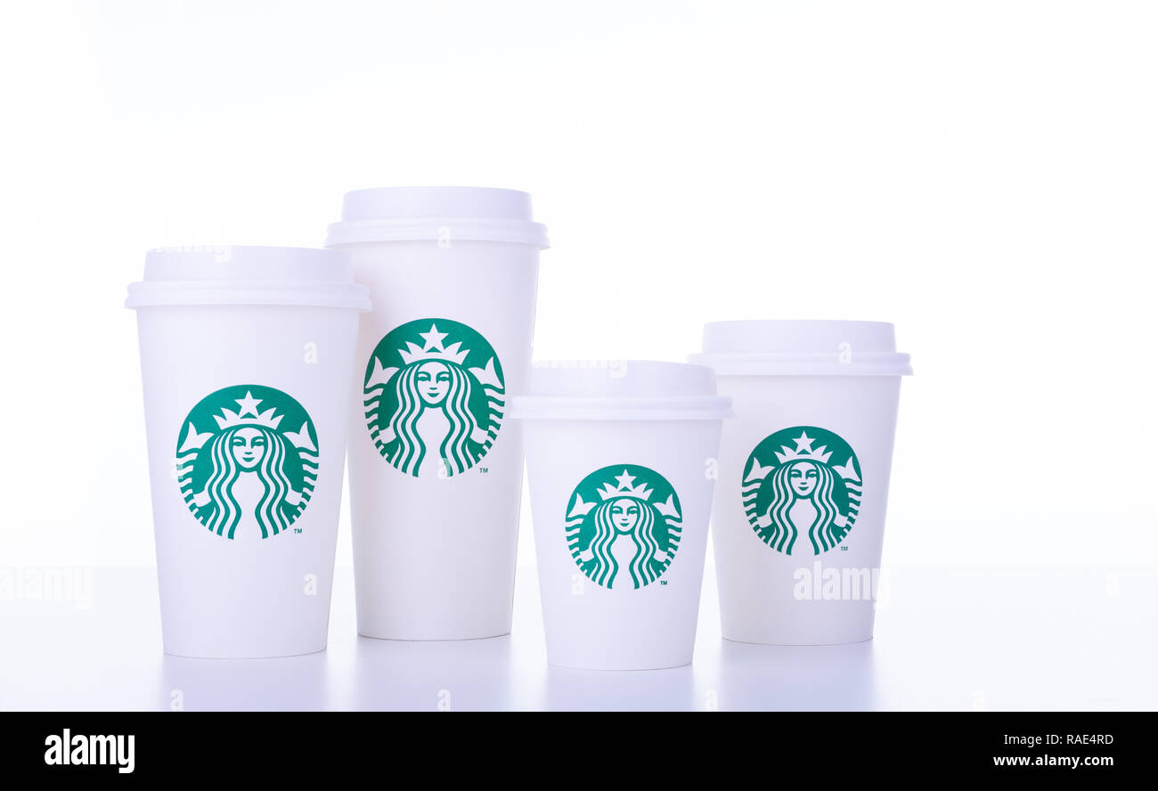 CHIANG MAI, Thailandia - 31 dicembre 2018 - bianco Starbucks prendere home tazze da caffè in varie dimensioni line up sul tavolo bianco contro uno sfondo bianco in ch Foto Stock CHIANG MAI, Thailandia - 31 dicembre 2018 - bianco Starbucks prendere home tazze da caffè in varie dimensioni line up sul tavolo bianco contro uno sfondo bianco in ch Foto Stock