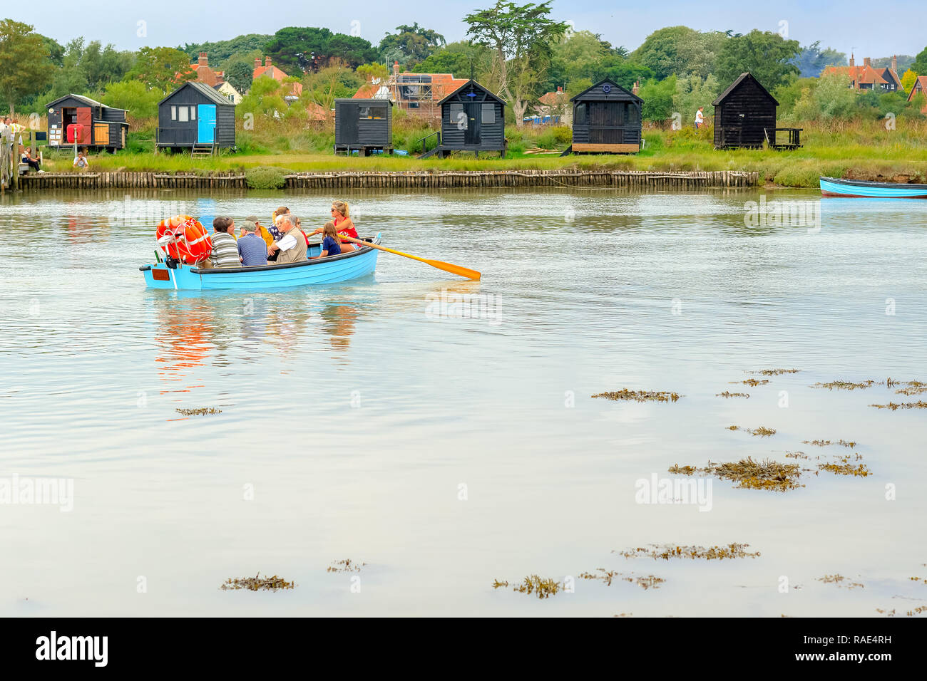 Suffolk, Regno Unito - 8 settembre 18 - tradizionale barca a remi pieno di passeggeri operanti attraverso il Fiume Blyth da Southwold a Walberswick nel conteggio Foto Stock