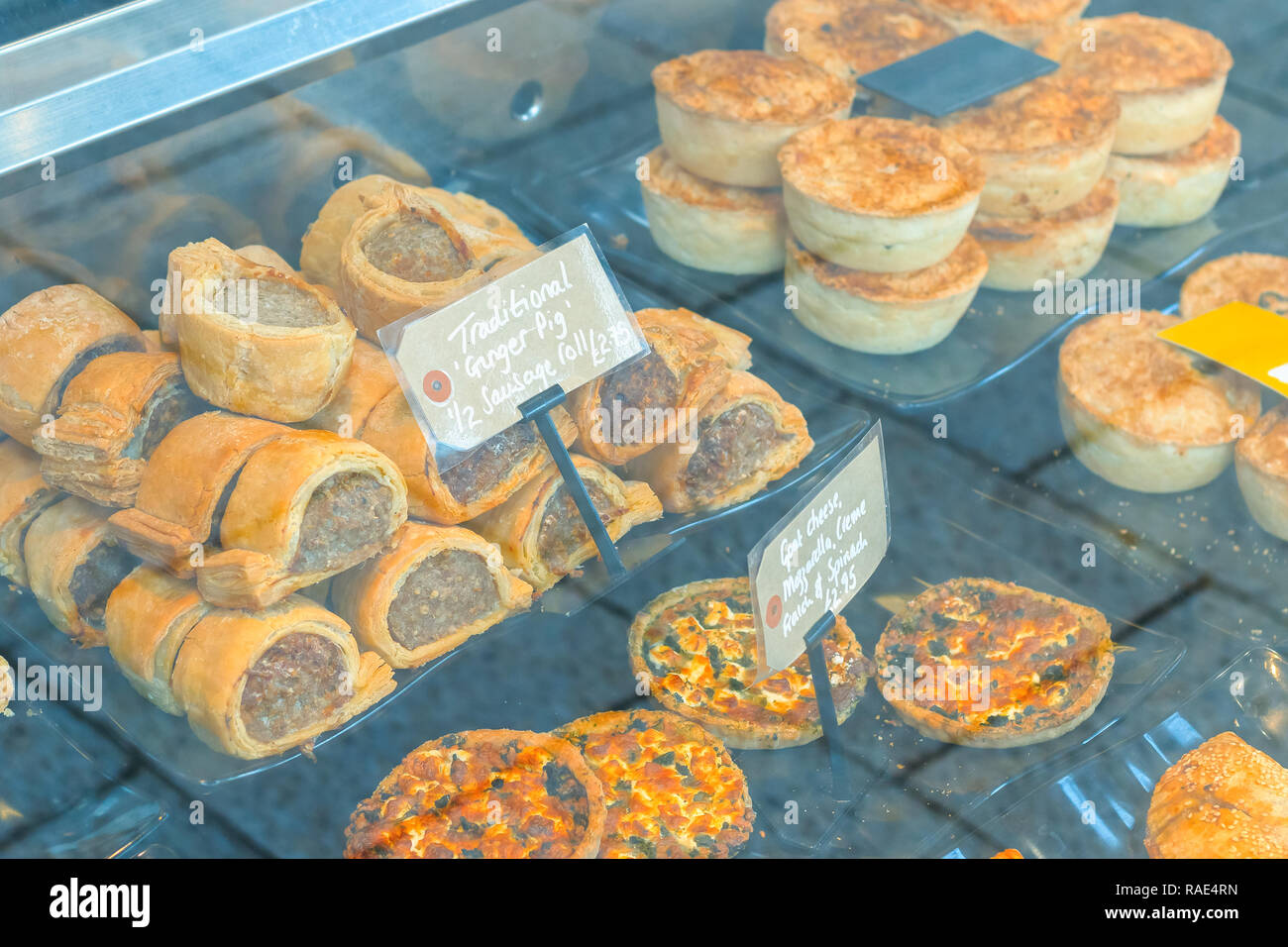 Inglese tradizionale con salsiccia panini e torte sul display per la vendita Foto Stock