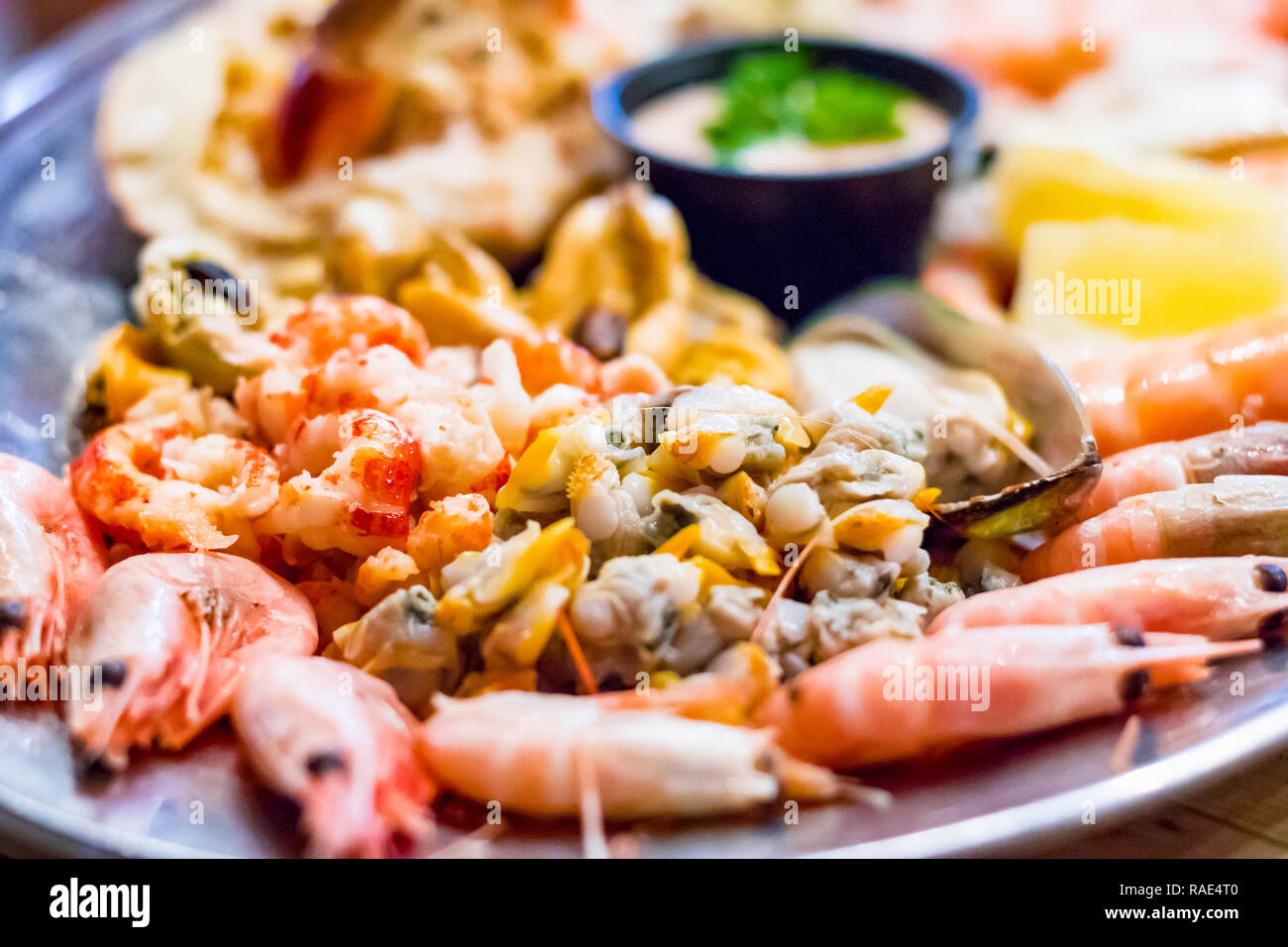 Messa a fuoco selettiva, piatto di frutti di mare da un ristorante locale in Southwold, una popolare località balneare del Regno Unito Foto Stock