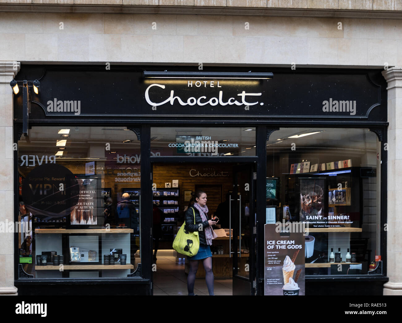 Bath, Regno Unito - 13 Ottobre 2018: la parte anteriore del Hotel Chocolat Choclate shop in Southgate St Foto Stock