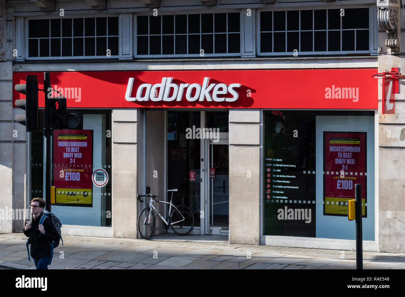 London, Regno Unito - 18 Ottobre 2018: l'ingresso a Ladbrokes Bookmakers ramo su Whitehall Foto Stock