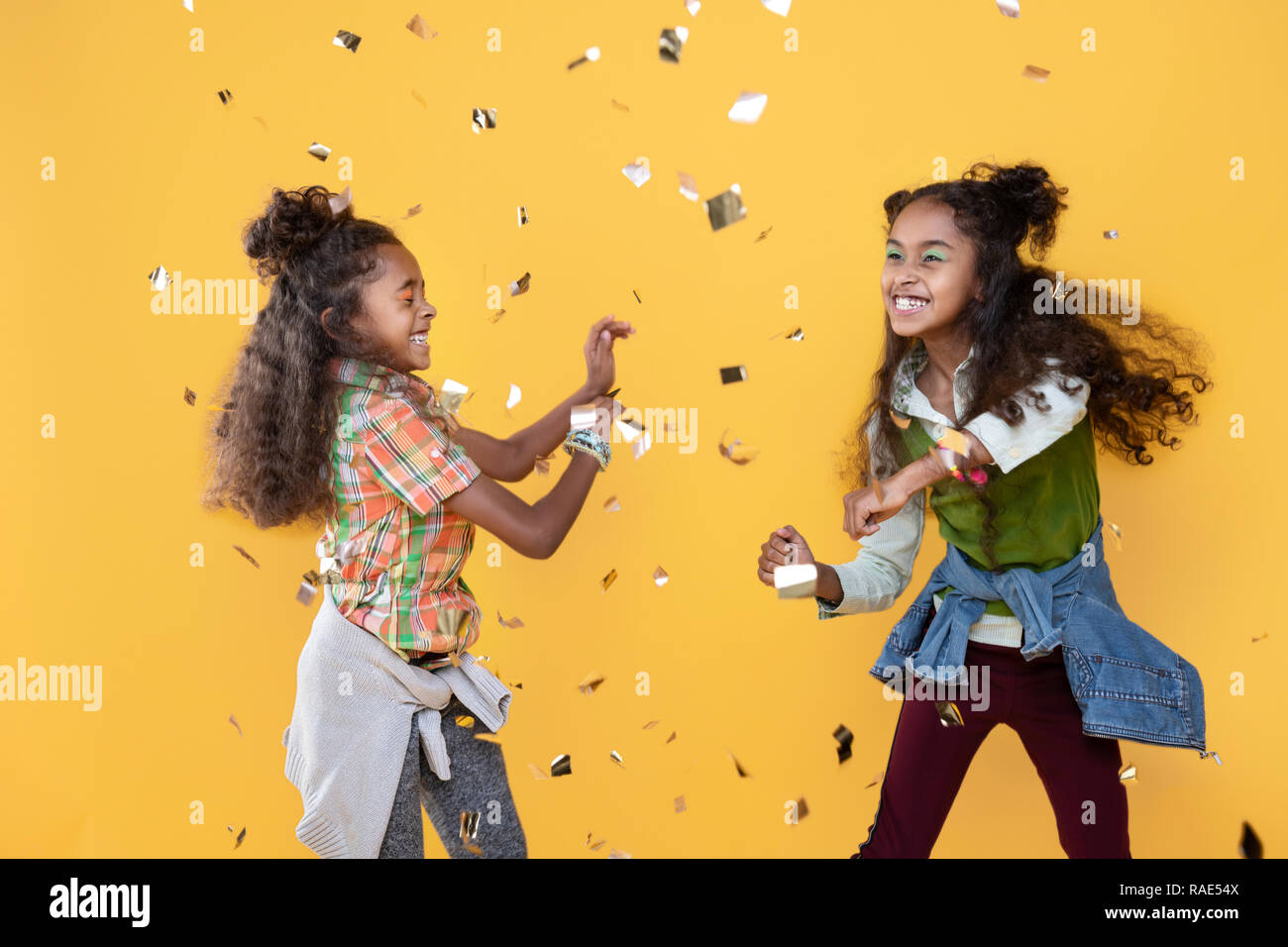 Felice ragazze positivo giocando con un foglio di alluminio di pezzi Foto Stock