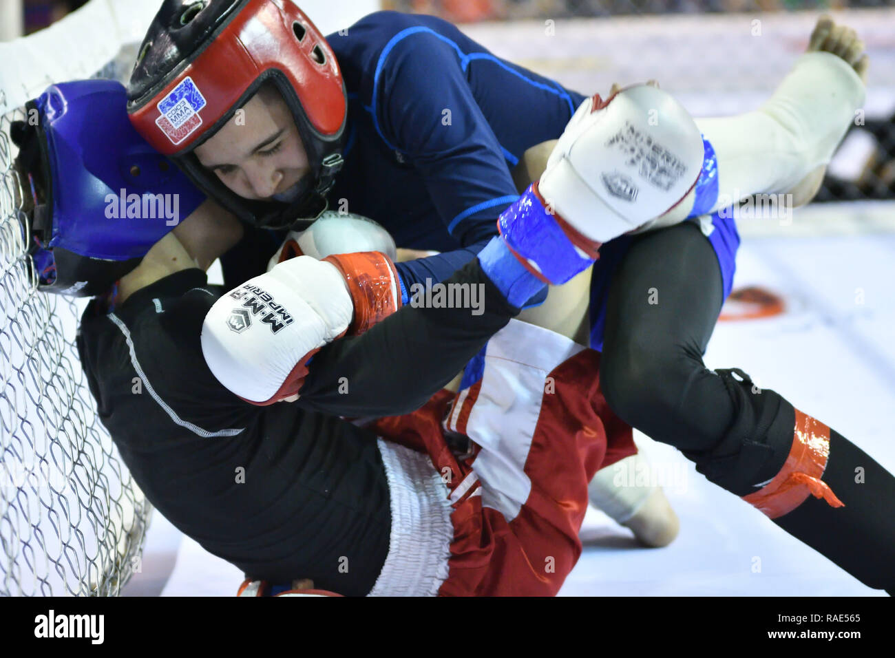 Orenburg, Russia - 18 febbraio 2017 anno: i lottatori competere nelle arti marziali miste nel campionato della regione di Orenburg su arti marziali miste Foto Stock