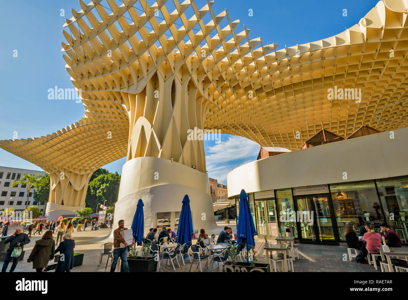 METROPOL PARASOL ENCARNACION SQUARE siviglia spagna LA MATTINA PRESTO LA STRUTTURA DEL TETTO E OUTDOOR CAFE Foto Stock