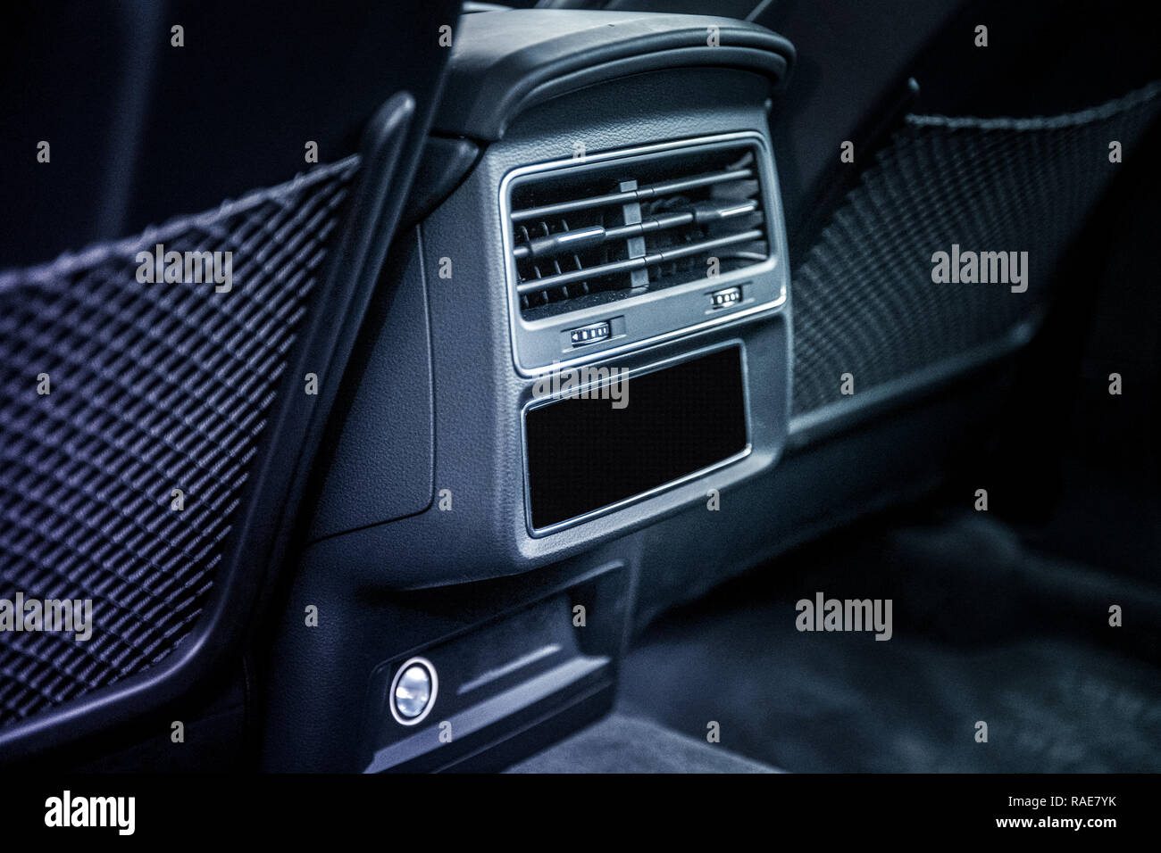 Chiusura del sistema di aria condizionata in auto con interni in pelle Foto Stock