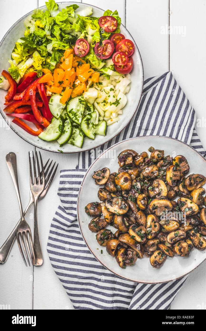 Fresca salat misti con erbe e funghi, vista dall'alto, Foto Stock