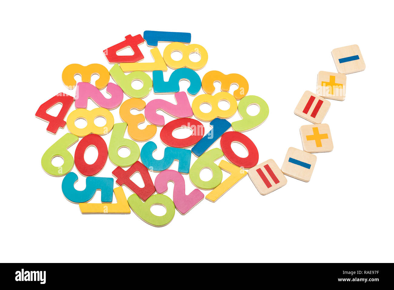 In legno colorato numeri e segni matematici isolati su sfondo bianco Foto Stock