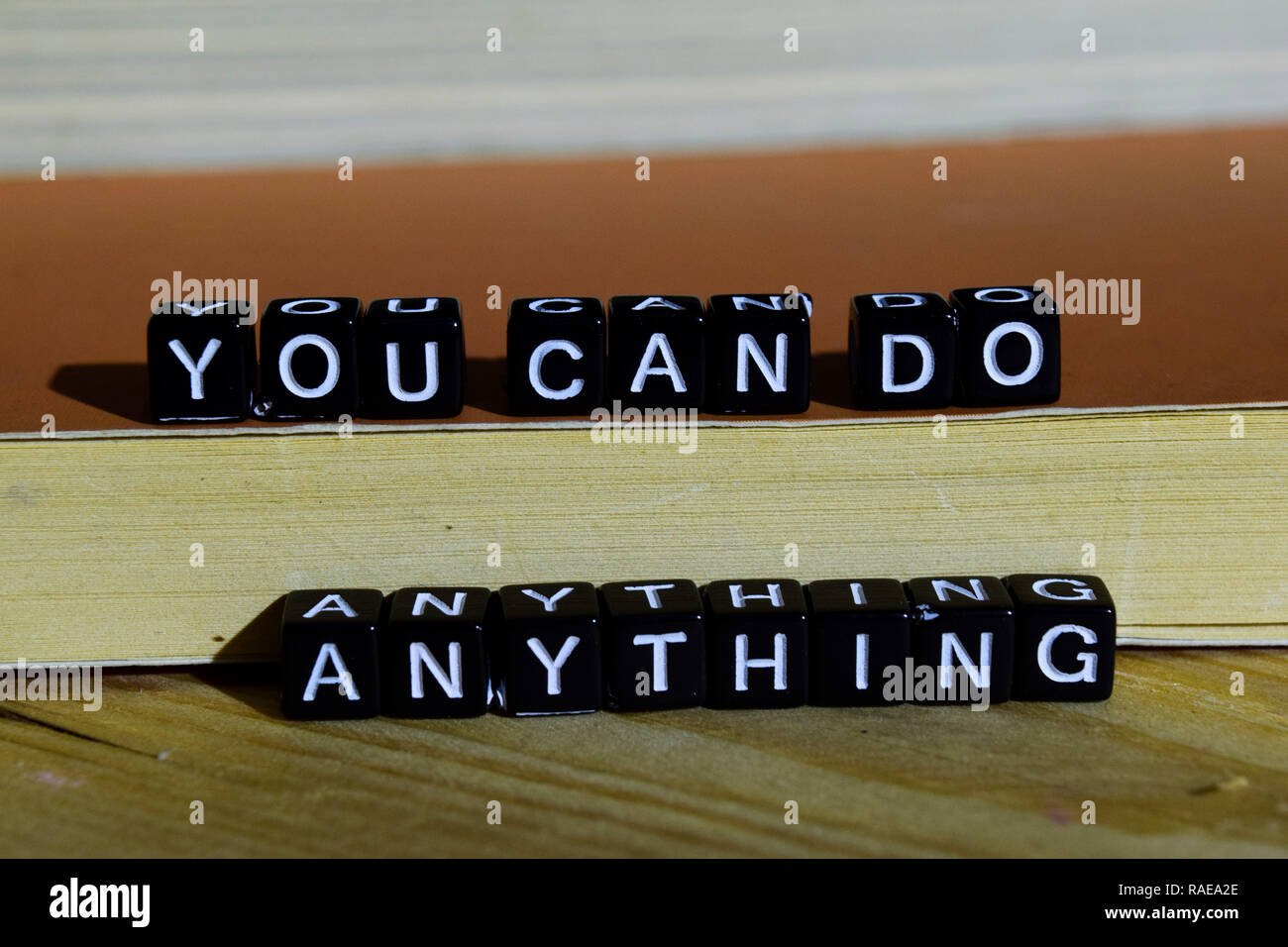 Giornaliero, calligrafia, routine, sfida, ispirazione, ispiratrice, parole, la scrittura, la vita, avventura, arte, artistico, sfondo, calligrafia, decoratio Foto Stock