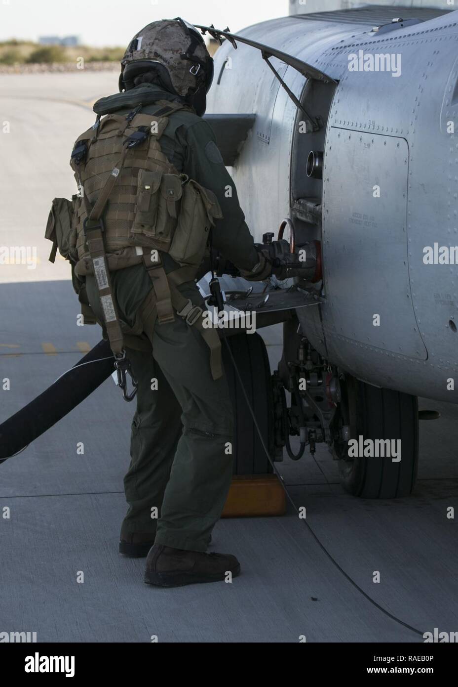 Stati Uniti Marine Corps Cpl. William Corrigan, un bell Boeing V-22 Osprey capo equipaggio con Marine mezzo squadrone Tiltrotor 166, 3d aeromobili Marina Wing, combustibili dell'aeromobile durante la fase di esercizio Agile fulmine al Marine Corps Air Station Miramar, California, 1 febbraio 2017. Agile il fulmine è un esercizio congiunto che dimostra in aria e a terra per provare e migliorare competenze operative. Foto Stock