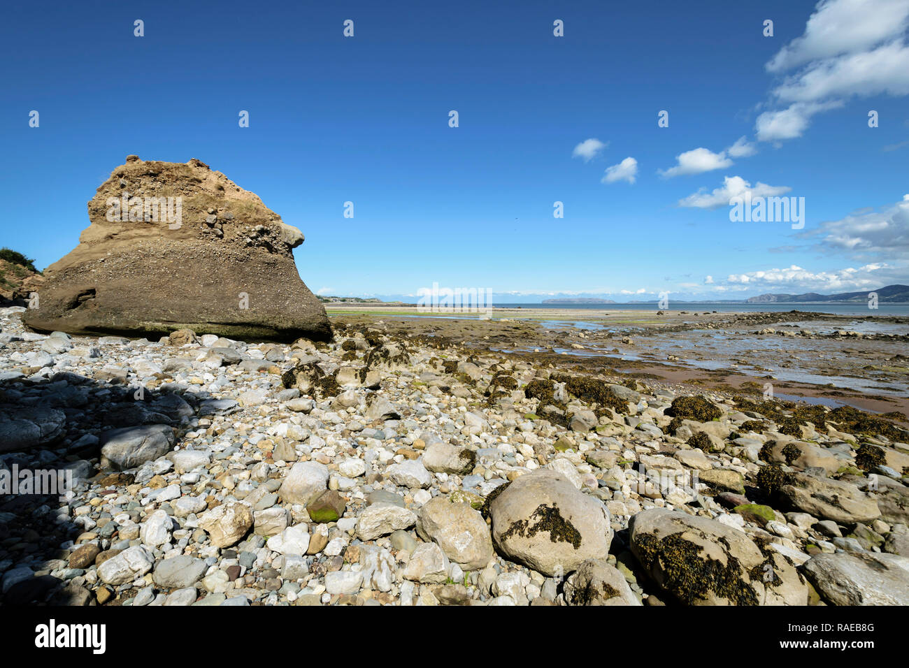 Menai Strait o strada Fryars guardando verso Lavan Sands sulla costa di Anglesey nel Galles del Nord e al Parco Nazionale di Snowdonia Foto Stock