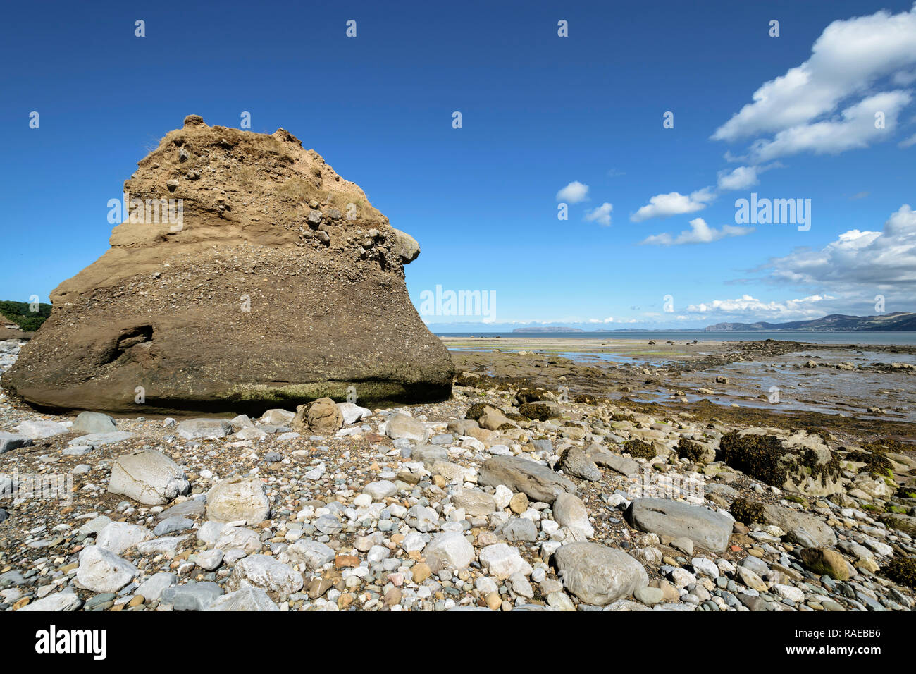 Menai Strait o strada Fryars guardando verso Lavan Sands sulla costa di Anglesey nel Galles del Nord e al Parco Nazionale di Snowdonia Foto Stock