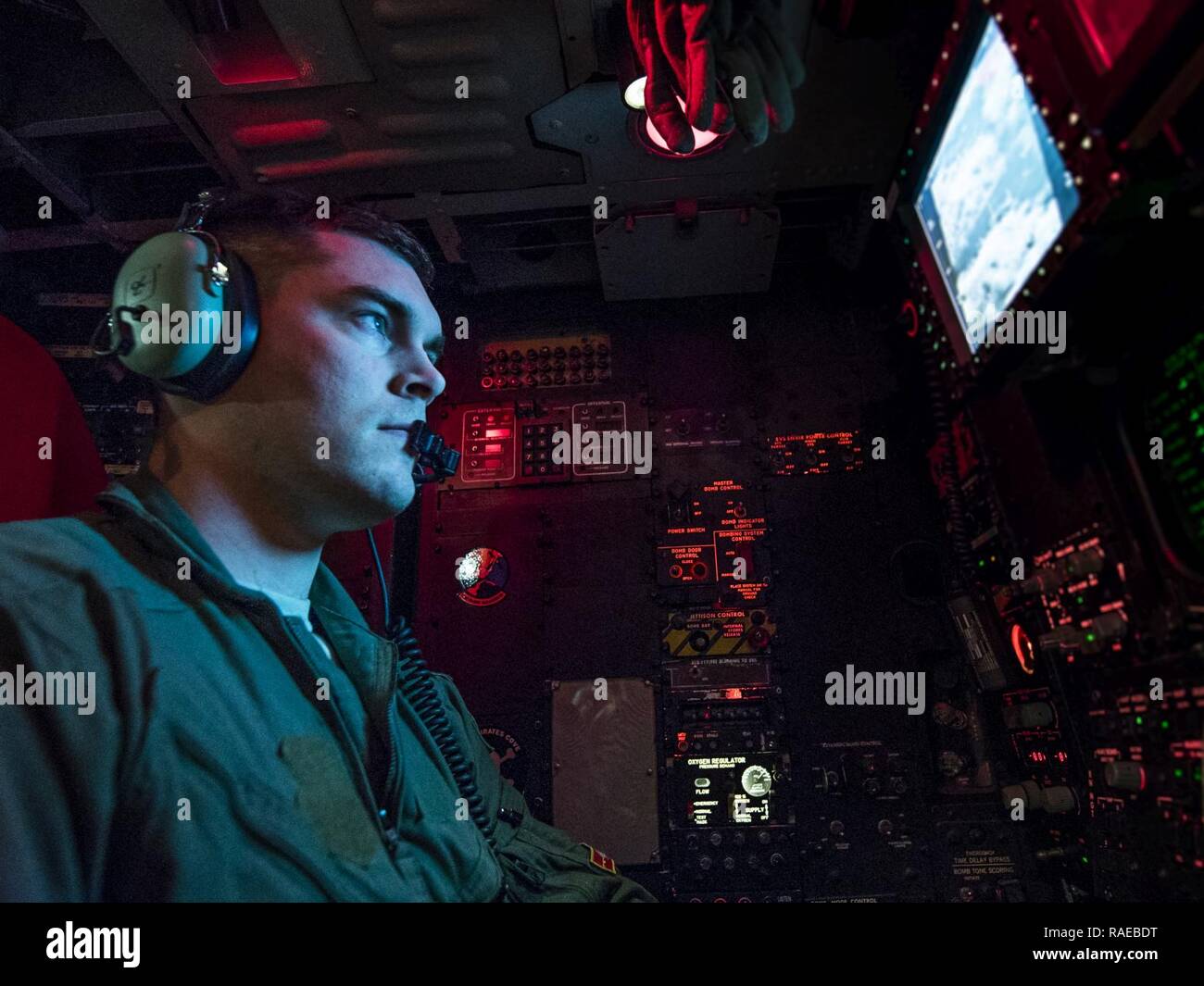Il cap. Kent Johnson, XXIII Bomb Squadron sistema di armi officer, analizza un multi-funzione display a colori all'interno di una B-52H Stratofortress al di sopra del Nord Dakota, Gennaio 31, 2017. Johnson insieme con un altro sistema di armi officer, sedersi nel vano di reato del velivolo, controllando il B-52's armi funzionalità. Foto Stock