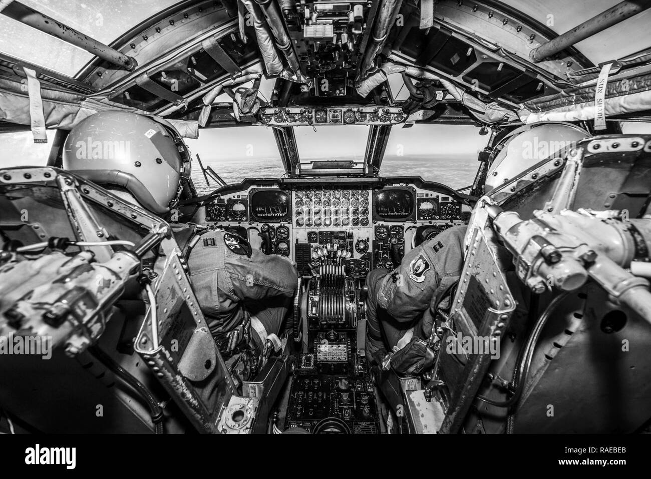 A B-52H Stratofortress vola sopra le nuvole sopra il Dakota del Nord, Gennaio 31, 2017. Durante la missione, l'equipaggio ran simulato aria vicino di supportare scenari, aiutandoli a comunicare meglio e a lavorare insieme come una squadra. Foto Stock