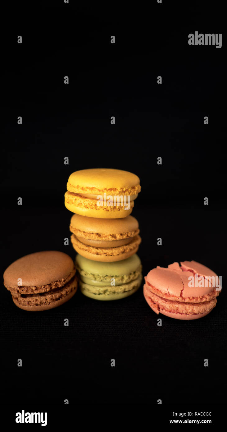 In stile tradizionale francese amaretti, la selezione di diversi colori e sapori, molto luminosa bite-size dolciario, con un lampone macaron schiacciato Foto Stock