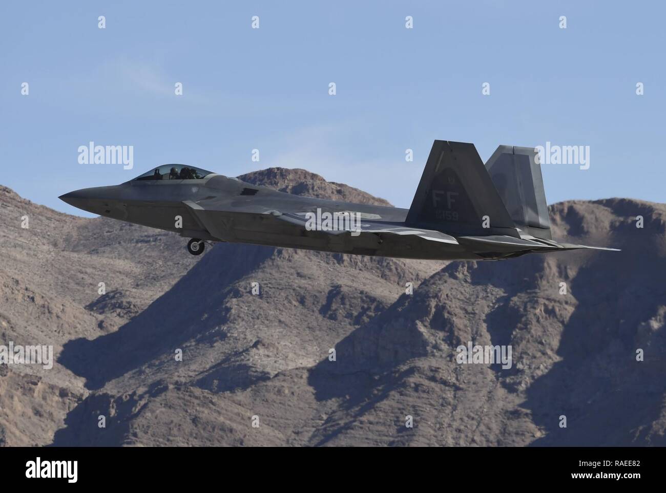Un F-22 Raptor vola sopra alla Nellis Air Force Base, Nev., durante la bandiera rossa 17-1 Gen 26, 2017. Il Raptor è un multi-ruolo Stealth Fighter Aircraft che non solo sopprime i propri obiettivi, ma fornisce il supporto per gli Stati Uniti e la coalizione di quarta generazione di aeromobili di targeting e. Foto Stock