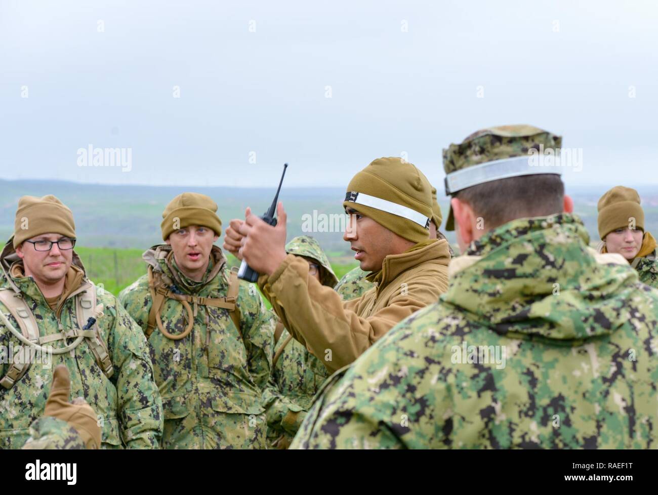 CAMP PENDLETON, California (Gen. 22, 2017) - marinai attaccata alla anfibio battaglione di costruzione 1 sono informato dopo uno scenario di addestramento durante la formazione sul campo di allenamento (FTX) 2017. FTX 2017 è uno scenario di esercizio di base progettato per addestrare e testare il battaglione Seabee nel combattere la guerra. Foto Stock