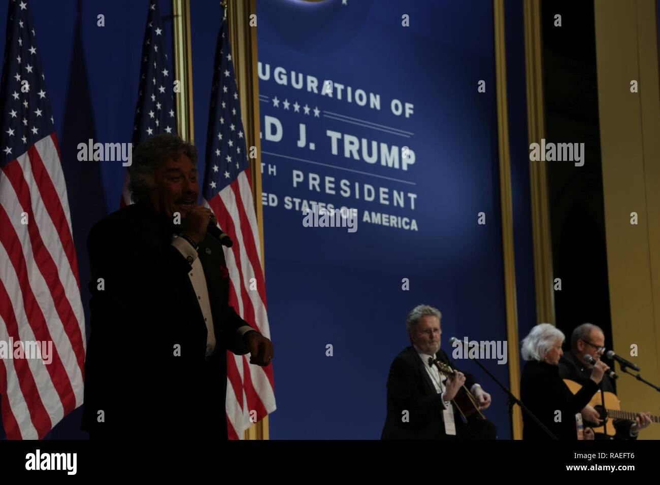 Presidente Trump, Dipartimento della Difesa i membri e i civili partecipano il saluto ai nostri servizi armati palla al National Building Museum di Washington, 20 gennaio, 2017. L'evento, uno dei tre ufficiali sfere tenute in celebrazione del 58th inaugurazione presidenziale, ha reso omaggio ai membri di tutti i rami delle forze armate degli Stati Uniti, nonché i soccorritori e il personale di emergenza. Foto Stock