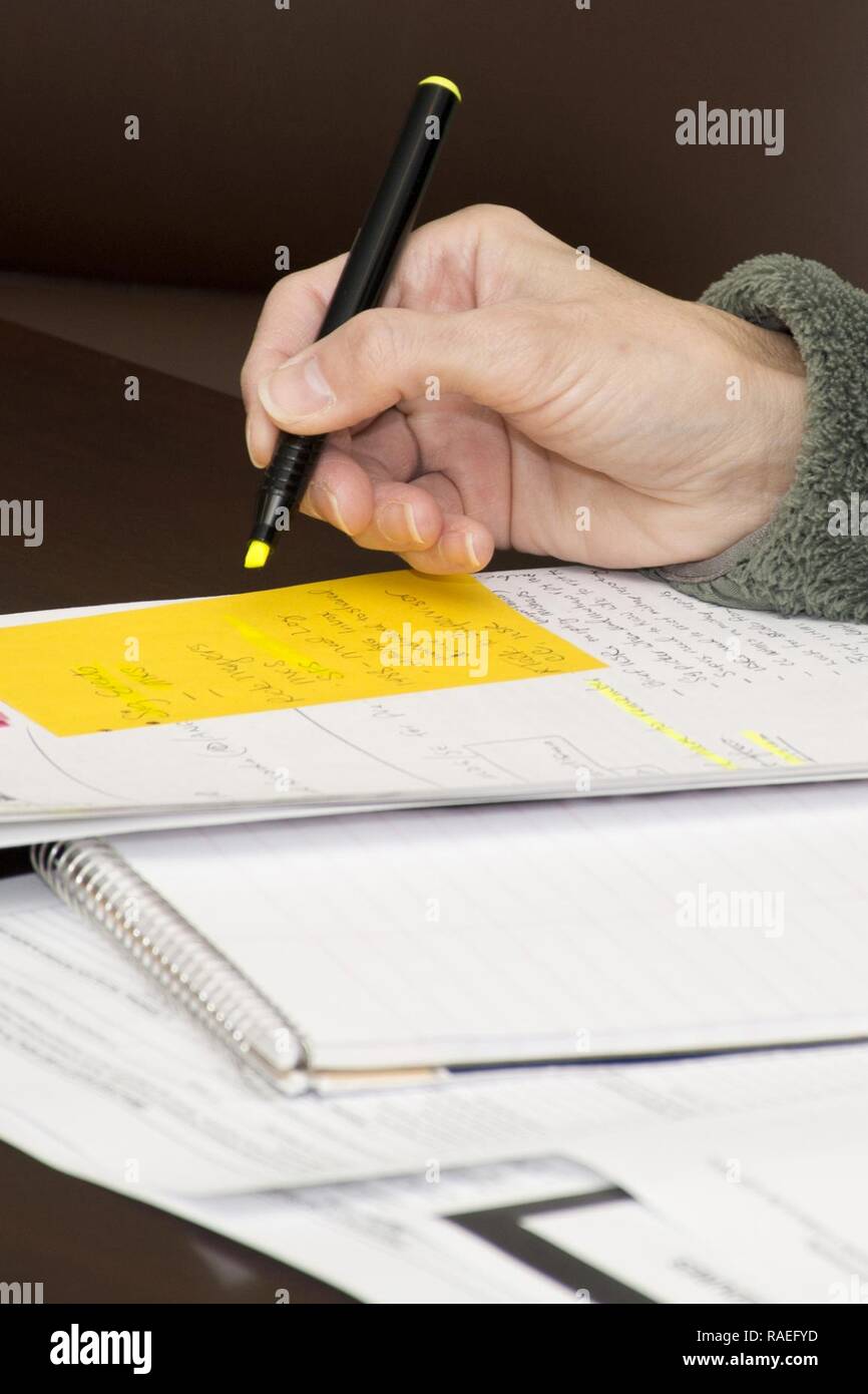 Stati Uniti Air Force Reserve Senior Master Sgt. Melanie Rohauer, Occupational Safety Manager, 913th Airlift Group, mette in evidenza le sue note durante la linea del dazio (LOD) determinazione il miglioramento continuo dei processi (IPC) Evento a Little Rock Air Force Base, arca. gen. 25, 2017. Il CPI eventi possono essere utilizzati per un certo numero di questioni all'interno dell'aria unità di forza per identificare i problemi e aiutare a semplificare i processi per aumentare le prestazioni e l'efficienza. Foto Stock