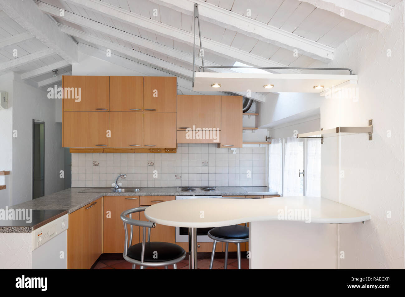 Vista frontale di vintage cucina con mobili in legno. Sul soffitto bianco travi in legno Foto Stock