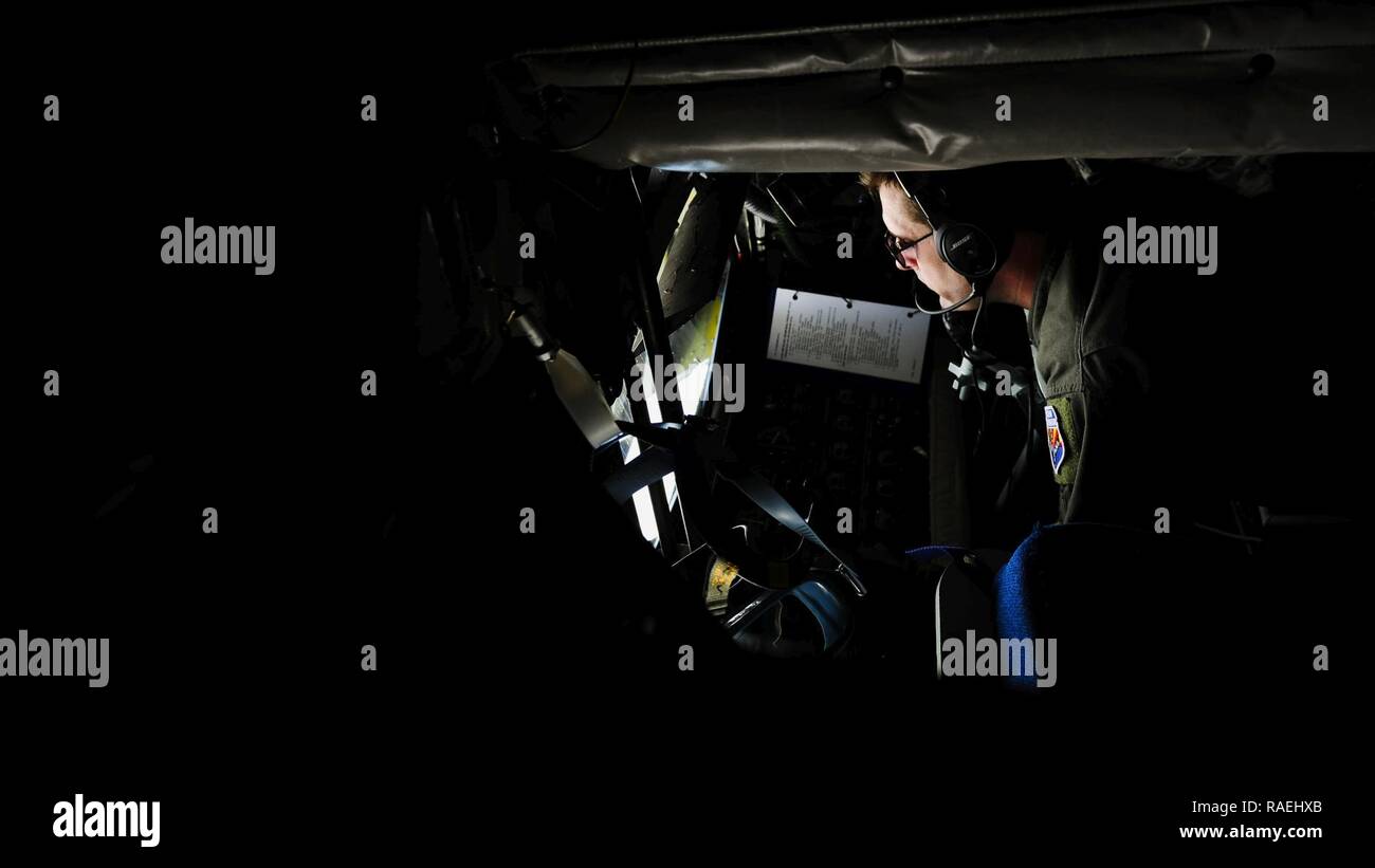 Tech. Sgt. Il Ciad Hill, 161Air Refuelling Wing boom operatore, esegue le operazioni di rifornimento all'interno di una KC-135 Stratotanker durante una formazione di volo di implementazione, gen. 27, 2017 a Souda Bay, Grecia. La Arizona Air National Guard's 161ARW's KC-135s riforniti U.S. e Hellenic F-16 Fighting Falcons durante l'FTD, che è stato ospitato per valutare gli aeromobili e le capacità del personale e aumentare l'interoperabilità tra i due alleati della NATO. Foto Stock