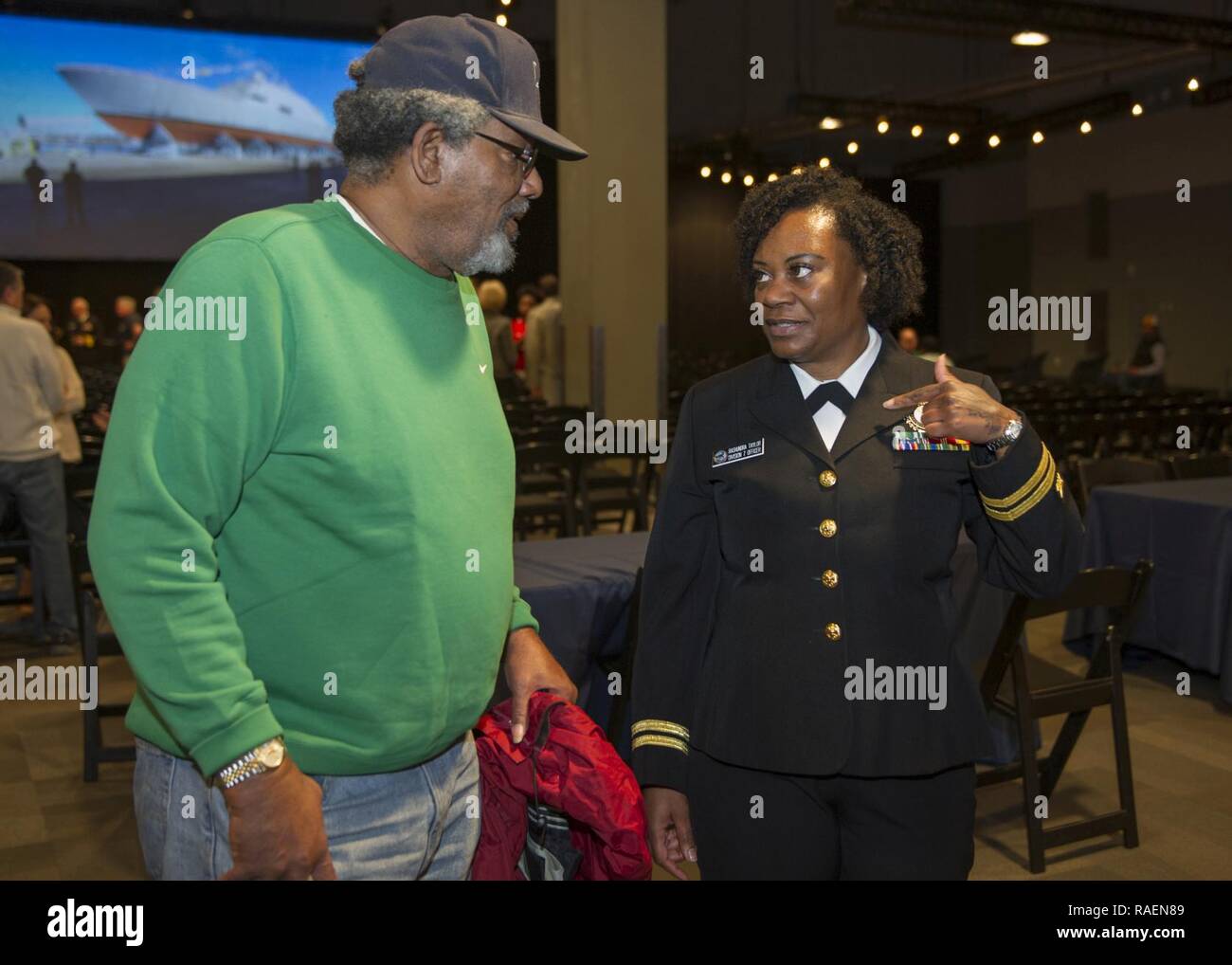ST. LOUIS (dec. n. 15, 2018) Lt. Rashundra Taylor, un addetto alla selezione del personale assegnato alla Marina militare del distretto di reclutamento St. Louis, parla con una persona al St. Louis Science Center a seguito di un live streaming evento della USS San Louis (LCS 19) cerimonia di battesimo. La nave fisico della cerimonia di battesimo è stato tenuto in Marinette, Wisconsin. Foto Stock
