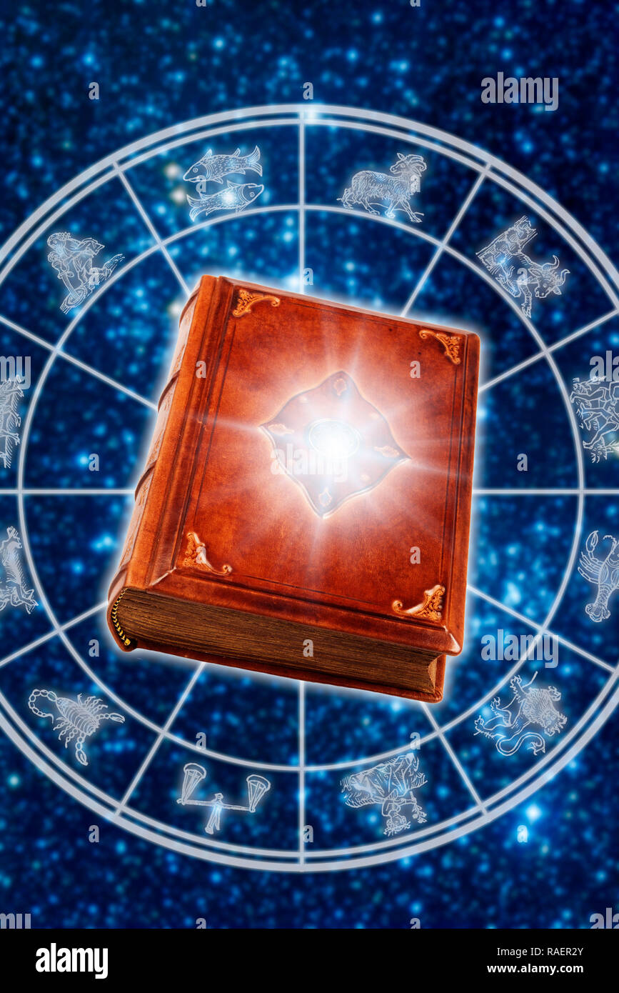 Libro magico e segni di astrologia Foto Stock