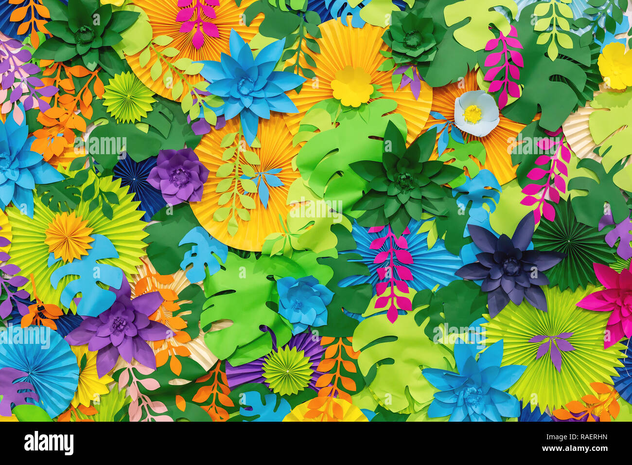 Tropicali colorati fiori di carta. sfondo multicolore di fiori e foglie di  carta Foto stock - Alamy