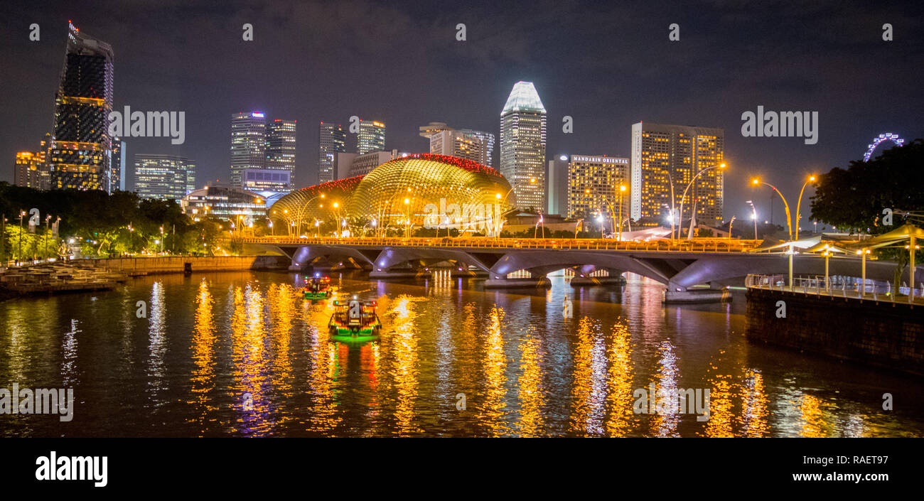 Vista dalla Regina Elisabetta a piedi l'Esplanade di notte, il centro cittadino di Singapore Foto Stock