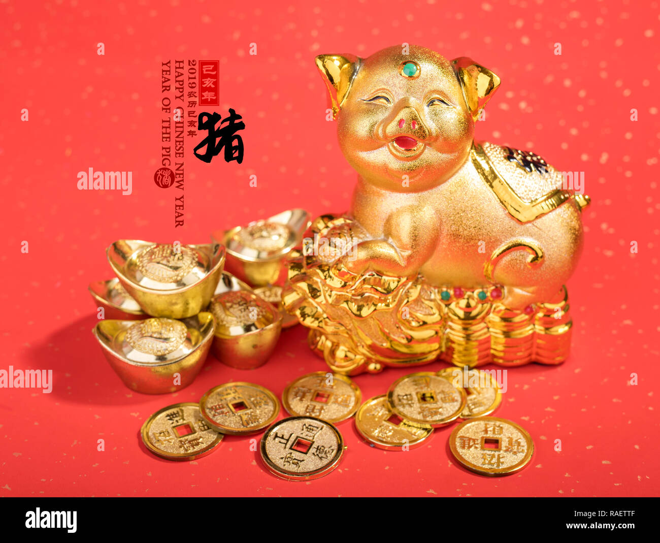 Oro salvadanaio,la calligrafia cinese traduzione: pig.Il testo in rosso significa " ricchi',blur testo su avvolgono significa la felicità Foto Stock
