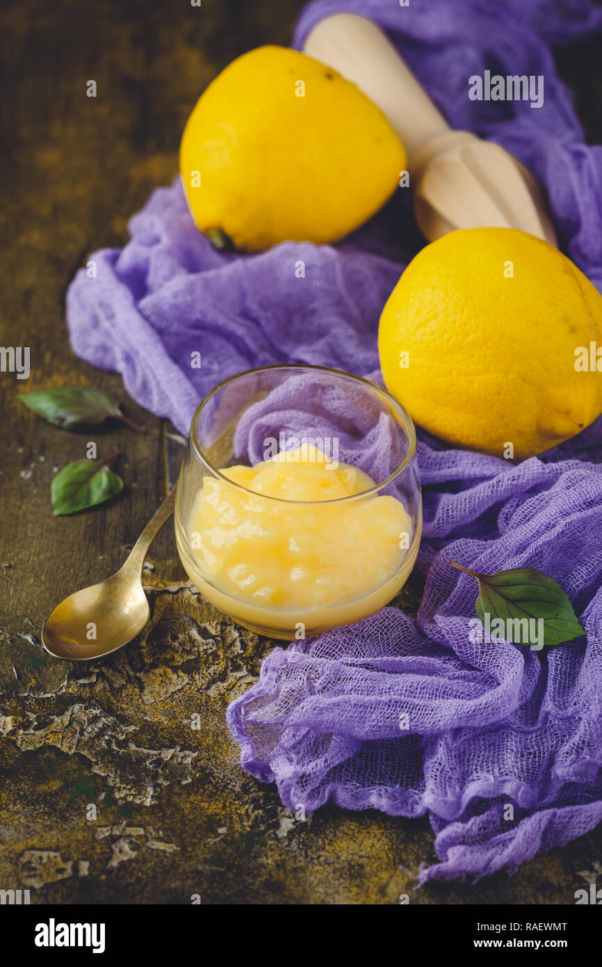 Delizioso il limone curdi, limone fresco e una centrifuga di legno su una tavola di legno Foto Stock