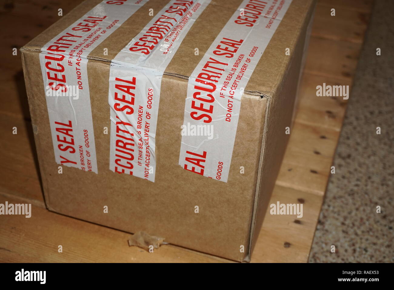 Scatola di spedizione con sicurezza il nastro di tenuta 'se questa guarnizione è rotto, non accettare la consegna delle merci " Foto Stock