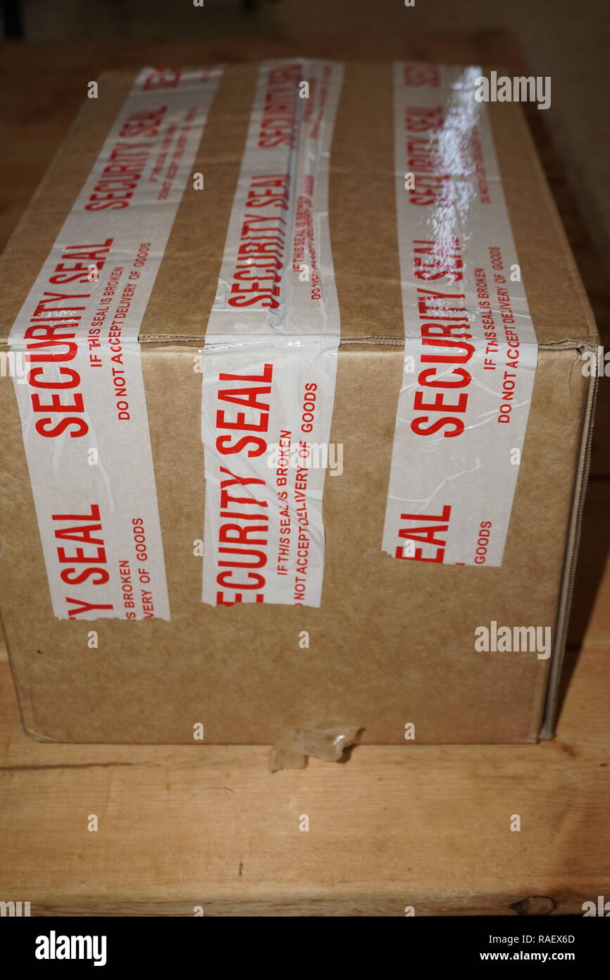 Scatola di spedizione con sicurezza il nastro di tenuta 'se questa guarnizione è rotto, non accettare la consegna delle merci " Foto Stock