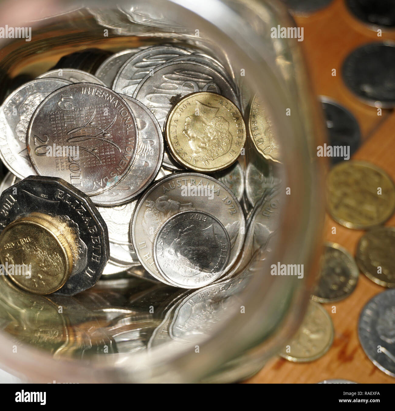 Cambiamento di ricambio in un vasetto di vetro Foto Stock