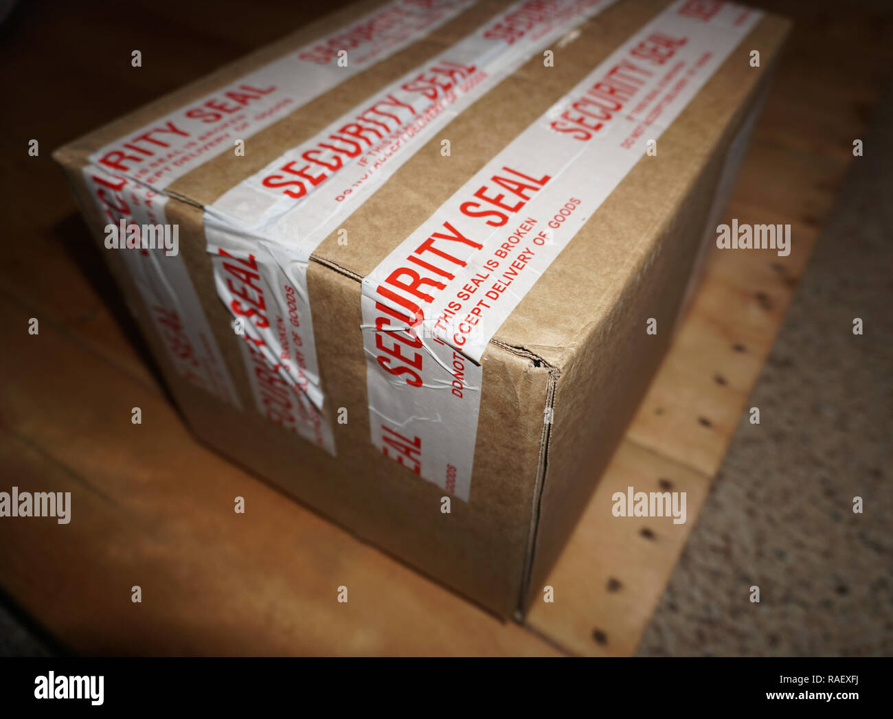 Scatola di spedizione con sicurezza il nastro di tenuta 'se questa guarnizione è rotto, non accettare la consegna delle merci " Foto Stock