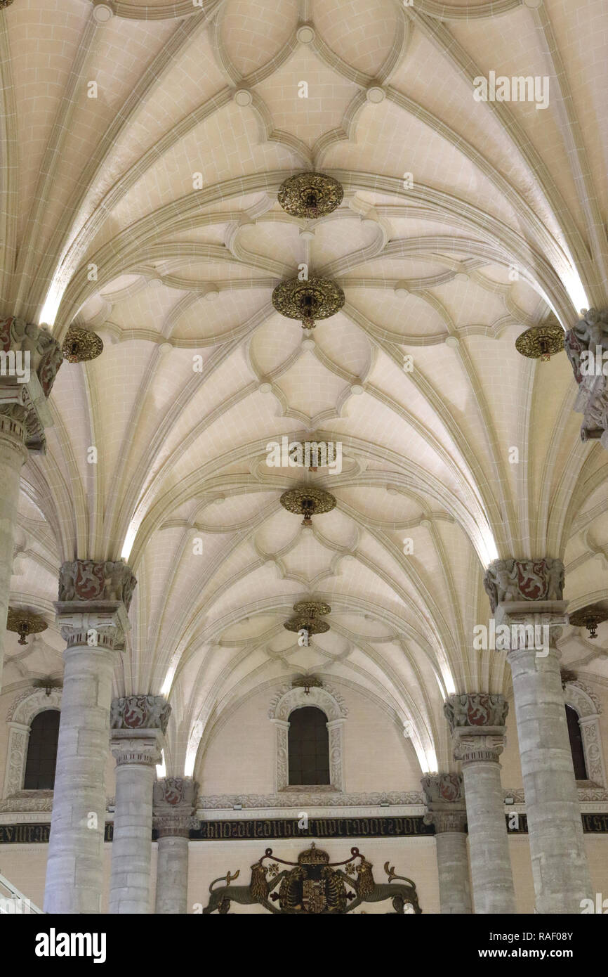 I soffitti a volta con colonne del tardo Medioevo o il primo Rinascimento Lonja, un antico mercato di scambi e commercio di Saragozza, Aragona, Spagna Foto Stock